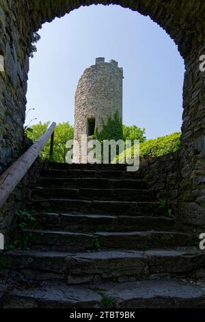 Die Ruine der Burg Ebersburg bei Ebersberg im Biosphärenreservat Rhön, Gemeinde Ebersburg, Landkreis Fulda, Hessen Stockfoto