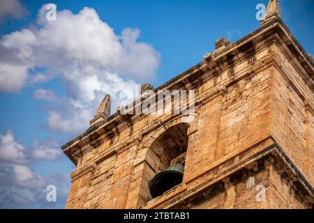 Detail des Glockenturms der Renaissancekirche unserer Lieben Frau von der Himmelfahrt von Ayora in Valencia, Spanien Stockfoto