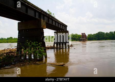 Rustic Railroad Bridge über den Muddy River im ländlichen Indiana Stockfoto
