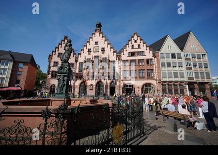 Deutschland, Hessen, Frankfurt, Altstadt, Römerberg, Römer, Brunnen der Gerechtigkeit, Touristen Stockfoto