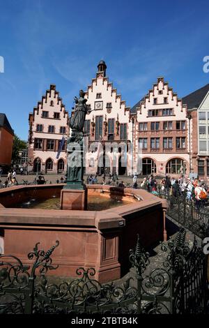 Deutschland, Hessen, Frankfurt, Altstadt, Römerberg, Römer, Brunnen der Gerechtigkeit, Touristen Stockfoto