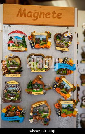 Deutschland, Bayern, Oberbayern, Berchtesgaden, Königssee, Souvenirladen, Souvenirs, Relief, Magnete, draußen Stockfoto