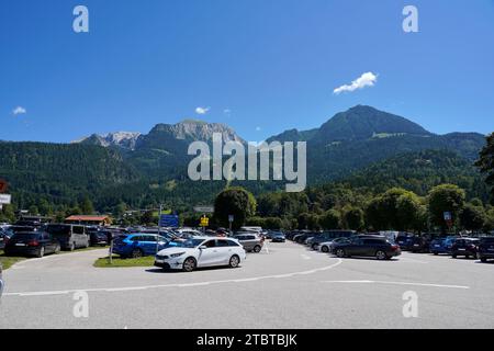 Deutschland, Bayern, Oberbayern, Berchtesgaden, Schönau am Königssee, Königssee, großer, befahrener Parkplatz, hohes Brett und Jenner im Hintergrund Stockfoto