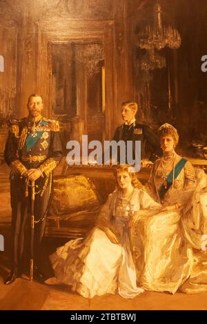 England, London, Gemälde der königlichen Familie im Buckingham Palace mit König George V., Prinzessin Mary, Gräfin von Harewood, Prinz Edward, Herzog von Windsor, Queen Mary von Sir John Lavery aus dem Jahr 1913 Stockfoto