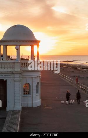 England, East Sussex, Bexhill-on-Sea, de la warr Pavillion und Uferpromenade und Beach at Dawn Stockfoto