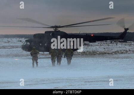 Torun, Polen. Dezember 2023. Kampfmediziner des 4. Bataillons, 27. Feldartillerie-Regiment, 2. Panzerbrigade Combat Team, 1. Panzerdivision, von einem polnischen Hubschrauber PZL W-3 Sokol nach einer erfolgreichen Evakuierungssimulation während der US-Polnischen MARS 23 Live Fire Übung abgeschickt. Kredit: Trevares Johnson/USA Army/ZUMA Wire/Alamy Live News Stockfoto