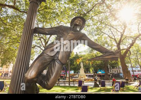 England, London, Leicester Square, Statue von Gene Kelly „Singin in the Rain“ Stockfoto