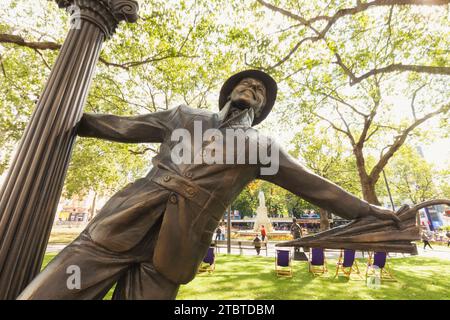 England, London, Leicester Square, Statue von Gene Kelly „Singin in the Rain“ Stockfoto