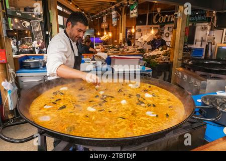 England, London, Southwark, Borough Market, Mann Kochen Riesen-Paella Stockfoto