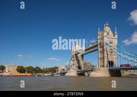 England, London, Tower Bridge und Tower of London mit der Themse Stockfoto