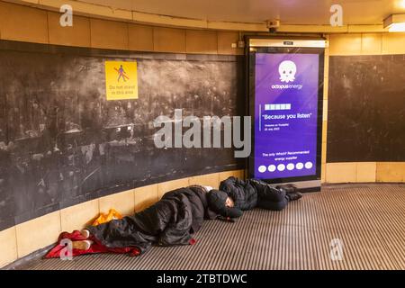 England, London, Soho, raue Schläfer am Eingang der U-Bahn-Station Leciester Square Stockfoto