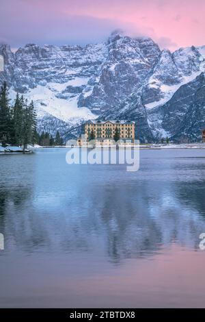 Italien, Veneto, Provinz Belluno, Gemeinde Auronzo di Cadore, Dämmerung in Misurina mit der Landschaft im See und dem Berg Sorapis im Hintergrund, Dolomiten Stockfoto