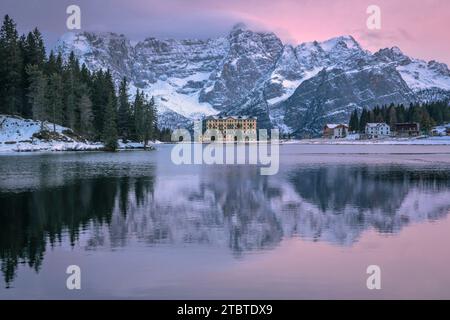 Italien, Veneto, Provinz Belluno, Gemeinde Auronzo di Cadore, Dämmerung in Misurina mit der Landschaft im See und dem Berg Sorapis im Hintergrund, Dolomiten Stockfoto