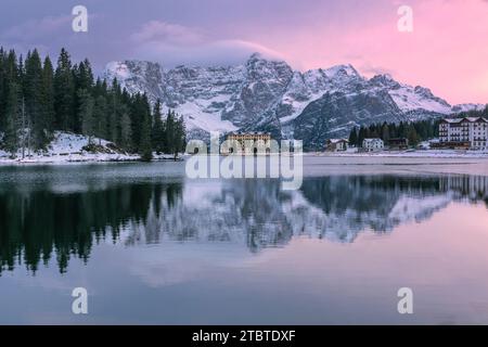 Italien, Veneto, Provinz Belluno, Gemeinde Auronzo di Cadore, Dämmerung in Misurina mit der Landschaft im See und dem Berg Sorapis im Hintergrund, Dolomiten Stockfoto