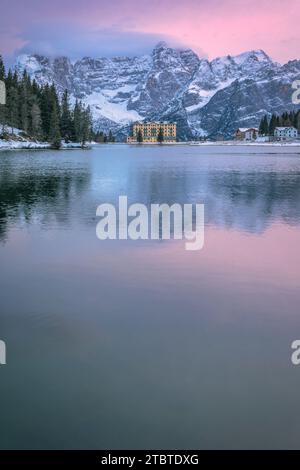 Italien, Veneto, Provinz Belluno, Gemeinde Auronzo di Cadore, Dämmerung in Misurina mit der Landschaft im See und dem Berg Sorapis im Hintergrund, Dolomiten Stockfoto