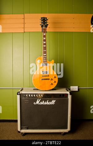 Sunburst E-Gitarre und Verstärker in ungezwungener Studioatmosphäre Stockfoto