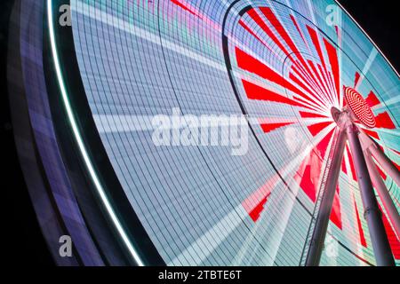 Lebendige Riesenrad-Lichter in Bewegung bei der Tennessee Fairground Night Stockfoto