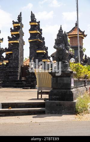 Hindu-Tempel am Morgen, wunderschöner Sonnenaufgang an einem religiösen Ort auf der Insel Bali, Indonesien Stockfoto