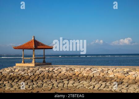 Morgenlandschaft am Sandstrand, Blick über das Meer zum Vulkan Mount Agung, Panorama des Sonnenaufgangs am Sandstrand von Sanur, Bali, Indonesien Stockfoto