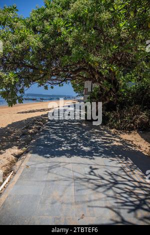 Sonnenaufgang am Sandstrand, Landschaft mit Blick auf das Meer und den Strand, leichte Wellen und schöne Morgenatmosphäre, Sanur, Bali, Indonesien Stockfoto