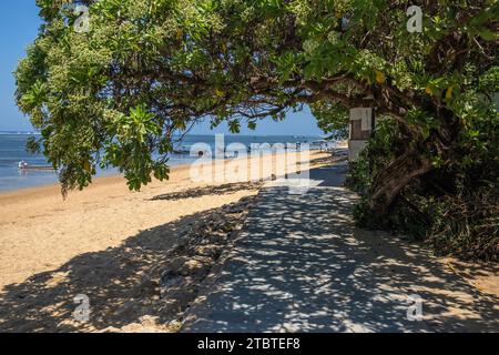 Sonnenaufgang am Sandstrand, Landschaft mit Blick auf das Meer und den Strand, leichte Wellen und schöne Morgenatmosphäre, Sanur, Bali, Indonesien Stockfoto