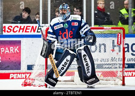 Iserlohn, Deutschland. Dezember 2023. Kevin Reich (Iserlohn Roosters, #35) GER, Iserlohn Roosters vs. Loewen Frankfurt, Eishockey, Penny-DEL, 25. Spieltag, Spielzeit 2023/2024, 08.12.2023, Foto: Jonas Brockmann/Eibner-Pressefoto Credit: dpa/Alamy Live News Stockfoto