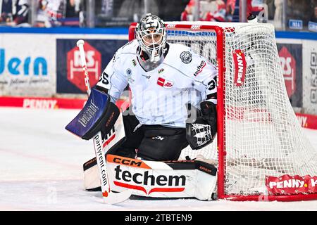 Iserlohn, Deutschland. Dezember 2023. Joe Cannata (Loewen Frankfurt, #35) GER, Iserlohn Roosters vs. Loewen Frankfurt, Eishockey, Penny-DEL, 25. Spieltag, Spielzeit 2023/2024, 08.12.2023, Foto: Jonas Brockmann/Eibner-Pressefoto Credit: dpa/Alamy Live News Stockfoto