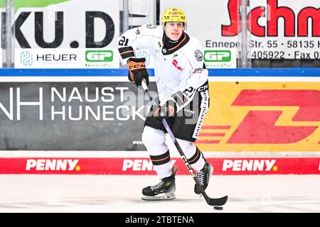 Iserlohn, Deutschland. Dezember 2023. Eugen Alanov (Loewen Frankfurt, #21) GER, Iserlohn Roosters vs. Loewen Frankfurt, Eishockey, Penny-DEL, 25. Spieltag, Spielzeit 2023/2024, 08.12.2023, Foto: Jonas Brockmann/Eibner-Pressefoto Credit: dpa/Alamy Live News Stockfoto