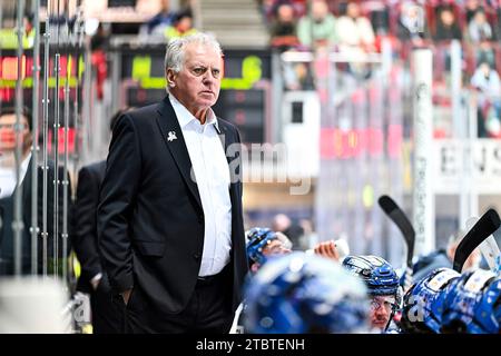 Iserlohn, Deutschland. Dezember 2023. Doug Shedden (Cheftrainer, Headcoach, Iserlohn Roosters) GER, Iserlohn Roosters vs. Loewen Frankfurt, Eishockey, Penny-DEL, 25. Spieltag, Spielzeit 2023/2024, 08.12.2023, Foto: Jonas Brockmann/Eibner-Pressefoto Credit: dpa/Alamy Live News Stockfoto