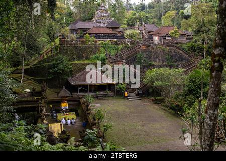 Ein kleiner Tempel, der für heilige Waschungen genutzt wurde, verzaubert und mit Moos bedeckt, mit Opfergaben, schönen Statuen und vielem mehr, heiligen Quellen und Weihwasser in Bali, Indonesien Stockfoto