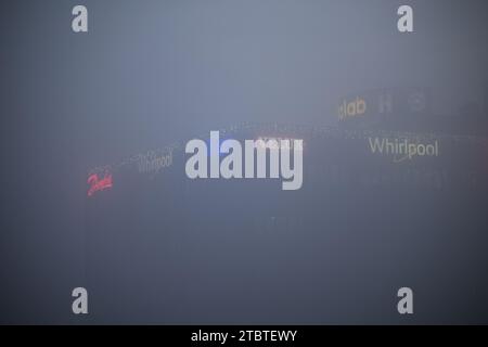 Zagreb, Kroatien. Dezember 2023. Während des starken Nebels in Zagreb, Kroatien, am 8. Dezember 2023, sind Neonwerbung zu sehen. Foto: Davor Puklavec/PIXSELL Credit: Pixsell/Alamy Live News Stockfoto