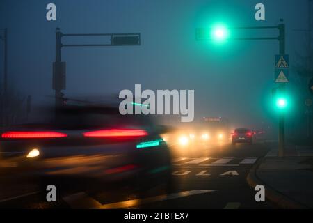 Zagreb, Kroatien. Dezember 2023. Während des schweren Nebels in Zagreb, Kroatien, fahren die Autos am 8. Dezember 2023 auf einer Straße. Foto: Davor Puklavec/PIXSELL Credit: Pixsell/Alamy Live News Stockfoto