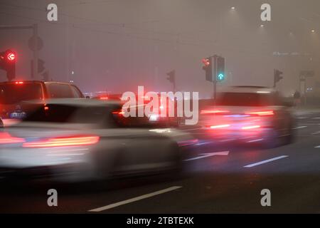 Zagreb, Kroatien. Dezember 2023. Während des schweren Nebels in Zagreb, Kroatien, fahren die Autos am 8. Dezember 2023 auf einer Straße. Foto: Davor Puklavec/PIXSELL Credit: Pixsell/Alamy Live News Stockfoto