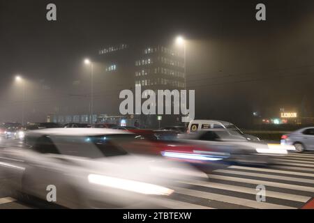 Zagreb, Kroatien. Dezember 2023. Während des schweren Nebels in Zagreb, Kroatien, fahren die Autos am 8. Dezember 2023 auf einer Straße. Foto: Davor Puklavec/PIXSELL Credit: Pixsell/Alamy Live News Stockfoto