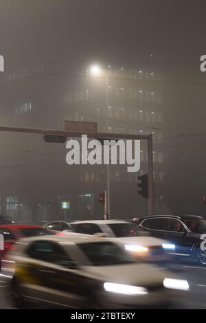 Zagreb, Kroatien. Dezember 2023. Während des schweren Nebels in Zagreb, Kroatien, fahren die Autos am 8. Dezember 2023 auf einer Straße. Foto: Davor Puklavec/PIXSELL Credit: Pixsell/Alamy Live News Stockfoto