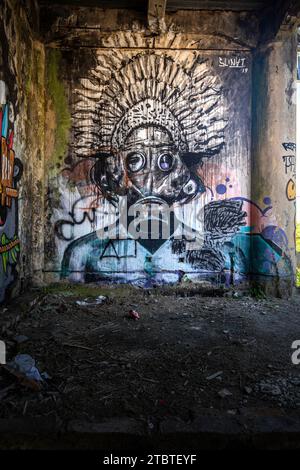 Graffiti auf dem Gelände des Taman Festival Bali, Padang Galak, ein verlorener Ort in Bali, Indonesien, ein ehemaliger Wasser- und Vergnügungspark, der zurückgewonnen wird Stockfoto