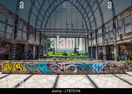 Graffiti auf dem Gelände des Taman Festivals Bali, Padang Galak, ein verlorener Ort in Bali, Indonesien, ein ehemaliger Wasser- und Vergnügungspark, der von der Natur zurückerobert wird Stockfoto