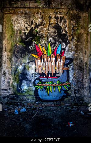 Graffiti auf dem Gelände des Taman Festival Bali, Padang Galak, ein verlorener Ort in Bali, Indonesien, ein ehemaliger Wasser- und Vergnügungspark, der zurückgewonnen wird Stockfoto