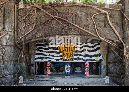 Graffiti auf dem Gelände des Taman Festivals Bali, Padang Galak, ein verlorener Ort in Bali, Indonesien, ein ehemaliger Wasser- und Vergnügungspark, der von der Natur zurückerobert wird Stockfoto