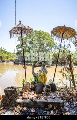 Ein verlassener Tempel und Ort in Bali, Indonesien, einem ehemaligen Wasser- und Vergnügungspark, der von der Natur zurückerobert wird. Pura Melanting Jambe Pule Padang Galak, Tempel auf dem Gelände des Taman Festival Bali, Padang Galak, Stockfoto