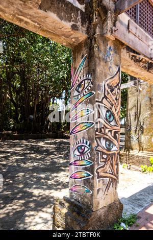 Graffiti auf dem Gelände des Taman Festivals Bali, Padang Galak, ein verlorener Ort in Bali, Indonesien, ein ehemaliger Wasser- und Vergnügungspark, der von der Natur zurückerobert wird Stockfoto