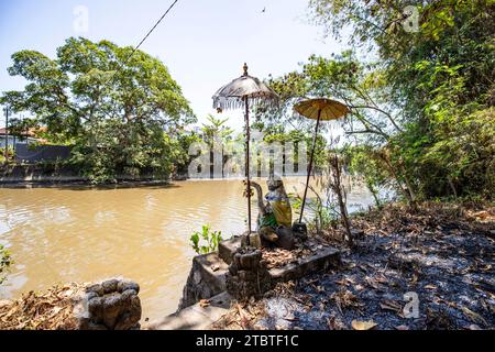 Ein verlassener Tempel und Ort in Bali, Indonesien, einem ehemaligen Wasser- und Vergnügungspark, der von der Natur zurückerobert wird. Pura Melanting Jambe Pule Padang Galak, Tempel auf dem Gelände des Taman Festival Bali, Padang Galak, Stockfoto