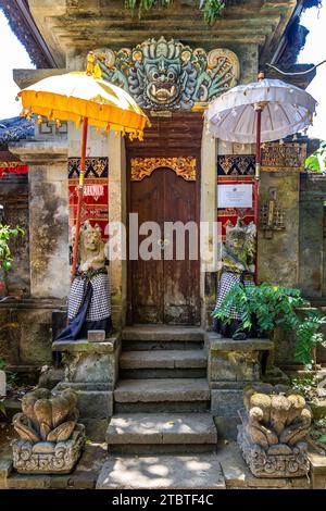 Ein verlassener Tempel und Ort in Bali, Indonesien, einem ehemaligen Wasser- und Vergnügungspark, der von der Natur zurückerobert wird. Pura Melanting Jambe Pule Padang Galak, Tempel auf dem Gelände des Taman Festival Bali, Padang Galak, Stockfoto