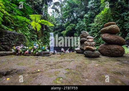 Tibumana Wasserfall, ein kleiner breiter Wasserfall in einer grünen Schlucht, der Fluss fließt in einen Pool mitten im Wald, Ausflugsziel in der Nähe von Ubud, Bali Stockfoto