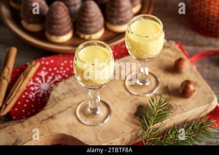 Eierlikör in Glasbechern mit Wespennestern - traditionelle Weihnachtskekse Stockfoto