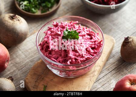Gemüsesalat aus roter Rübe, Äpfeln und Sauerrahm Stockfoto