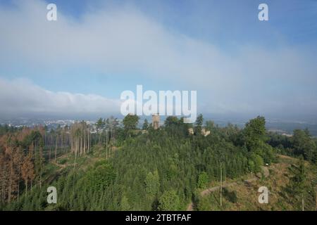 Historisches altes Schloss Orlik bei Humpolec Stadt Vysocina Tschechische republik, Böhmen, Panoramablick auf den Aussichtsturm der Burg, umgeben von Wald Stockfoto