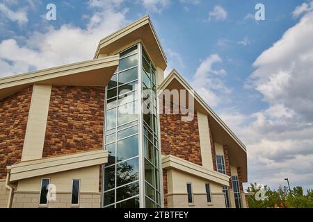 Modernes architektonisches Design von Church Building Against Dynamic Sky, Indiana Stockfoto