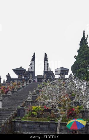 Der Besakih Tempel auf dem Agung Vulkan, der heiligste und wichtigste Tempel im hinduistischen Glauben in Bali, ist auch als Muttertempel bekannt, ein großartiges historisches Gebäude mit viel Geschichte Stockfoto