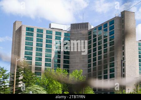 Modernes Gebäude aus Glas und Stein inmitten von Grün in urbaner Umgebung, Bloomington Stockfoto